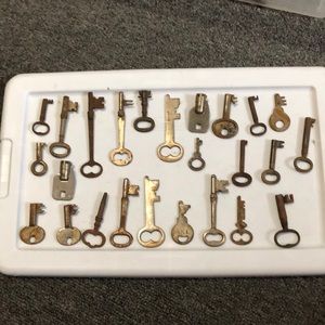 Antique keys lot of 25 skeleton vintage keys